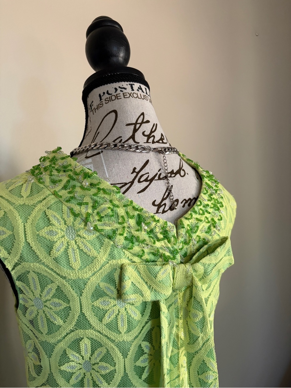 Vintage 1960’s lace lime green shift dress with beaded collar and back bow - Picture 9 of 15